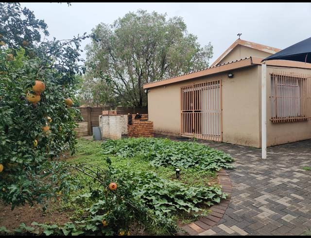 4 BEDROOM HOUSE TO LET IN VAALPARK